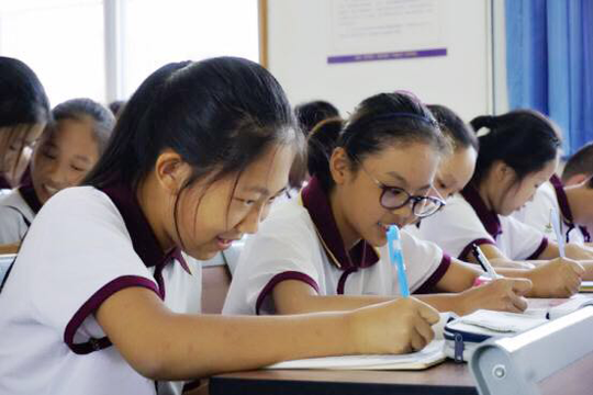 学生现场配合李源老师授课